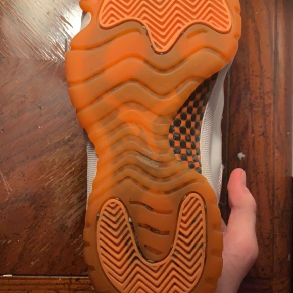 Women’s Jordan 11 Citrus - Picture 6 of 7